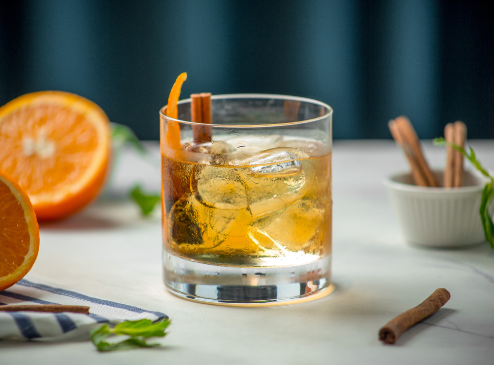 Bebidas com Whisky: Quais as melhores? 3 glass whiskey with cinnamon