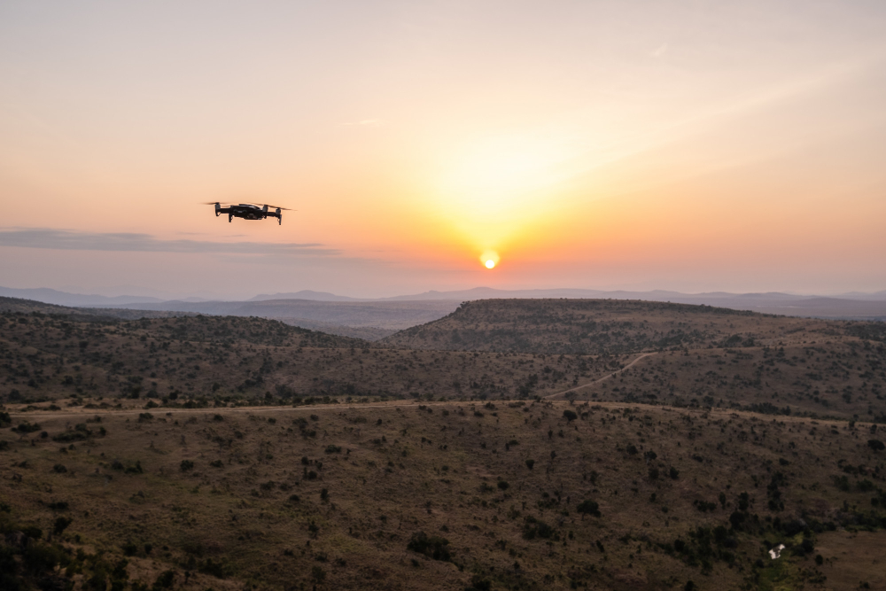 Quais os beneficios de usar drones e como funcionam? 4 drone flying hills with beautiful sunset kenya nairobi samburu