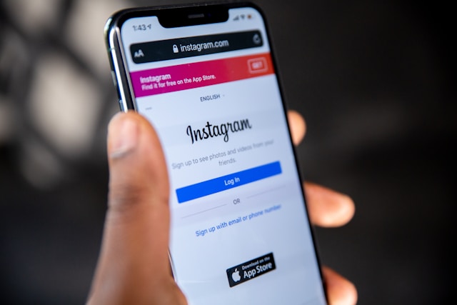 As Comunidades de Apostas nas Sombras do Instagram no Brasil 1 Pessoa acessando a página de login do Instagram no Brasil pelo celular.